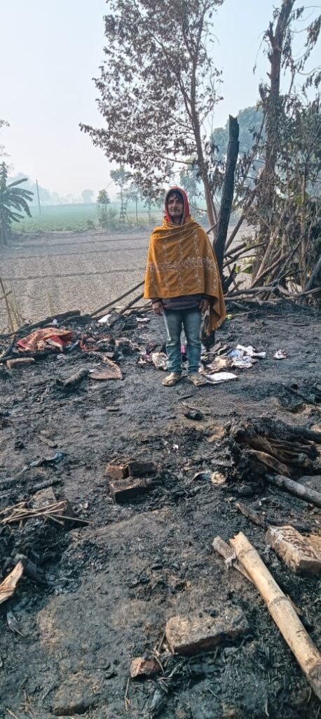 आग लगने से तीन परिवार बेघर, हजारों की संपत्ति जलकर राख