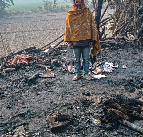 आग लगने से तीन परिवार बेघर, हजारों की संपत्ति जलकर राख