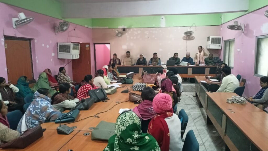 उच्च जोखिम वाली गर्भवती महिलाओं की समय पर पहचान से घटेगी मातृ मृत्यु दरस्क्रीनिंग, फॉलोअप और रेफरल प्रबंधन को लेकर शिवाजीनगर में स्वास्थ्य कर्मियों की समीक्षा बैठक