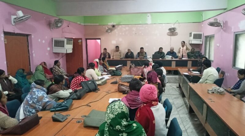 उच्च जोखिम वाली गर्भवती महिलाओं की समय पर पहचान से घटेगी मातृ मृत्यु दरस्क्रीनिंग, फॉलोअप और रेफरल प्रबंधन को लेकर शिवाजीनगर में स्वास्थ्य कर्मियों की समीक्षा बैठक