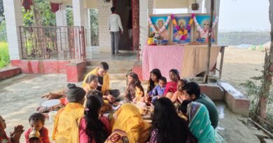 प्रखंड अंतर्गत चित्तौड़ा गांव स्थित महावीर स्थान परिसर में अखंड दीप प्रज्वलन की शताब्दी वर्ष एवं बंदनीय माता भगवती शरण आचार्य की जन्म शताब्दी वर्ष के पावन अवसर पर तीन दिवसीय एक कुंडीय गायत्री महायज्ञ का भव्य आयोजन किया गया। इस धार्मिक आयोजन को लेकर पूरे क्षेत्र में श्रद्धा एवं आध्यात्मिकता का वातावरण व्याप्त रहा। सुबह से ही श्रद्धालुओं की भारी भीड़ यज्ञ स्थल पर उमड़ पड़ी। वैदिक मंत्रोच्चारण और हवन की सुगंध से पूरा परिसर भक्तिमय हो उठा। महायज्ञ का विधिवत संचालन कर्मकांडी विवेक कुमार एवं उषा कुमारी द्वारा वैदिक विधि-विधान के अनुसार संपन्न कराया गया। यज्ञ के दौरान गायत्री मंत्र, महामृत्युंजय मंत्र एवं अन्य वैदिक मंत्रों की गूंज से श्रद्धालु भावविभोर हो गए। श्रद्धालुओं ने आहुतियां अर्पित करते हुए विश्व शांति, पर्यावरण संरक्षण, सामाजिक सद्भाव एवं मानव कल्याण की कामना की। कार्यक्रम को संबोधित करते हुए कर्मकांडी विवेक कुमार ने कहा कि युग ऋषि श्रीराम शर्मा आचार्य के विचार आज समाज में साकार हो रहे हैं। उन्होंने कहा कि हर व्यक्ति के भीतर आध्यात्मिक चेतना का जागरण ही समाज और राष्ट्र के उत्थान का मार्ग प्रशस्त करता है। उन्होंने मानव में देवत्व के उदय की बात कहते हुए कहा कि जब व्यक्ति अपने भीतर सकारात्मक परिवर्तन लाता है, तभी समाज में नैतिकता, संस्कार और सेवा भावना का विकास होता है। ऐसे आयोजनों से नई पीढ़ी को सही दिशा और संस्कार मिलते हैं। महायज्ञ में महिलाओं, युवाओं एवं बच्चों की भी उल्लेखनीय भागीदारी रही। श्रद्धालुओं ने यज्ञ स्थल की परिक्रमा की, दीप प्रज्वलन किया तथा प्रवचन के माध्यम से आध्यात्मिक ज्ञान प्राप्त किया। आयोजन समिति की ओर से श्रद्धालुओं के लिए प्रसाद वितरण एवं पेयजल की समुचित व्यवस्था की गई थी। पूरे आयोजन में अनुशासन एवं पवित्रता का विशेष ध्यान रखा गया। कार्यक्रम में आशा कुमारी, अभिलाषा कुमारी, जिज्ञासा कुमारी, अजय कुमार मंडल, पुजारी दानी मंडल, शिवनाथ मंडल, राम प्रगास मंडल सहित बड़ी संख्या में ग्रामीण, बुद्धिजीवी एवं श्रद्धालु उपस्थित रहे। स्थानीय लोगों ने इस आयोजन को क्षेत्र के लिए सौभाग्यपूर्ण बताते हुए कहा कि ऐसे धार्मिक अनुष्ठानों से सामाजिक एकता मजबूत होती है और समाज में आध्यात्मिक चेतना का विस्तार होता है। तीन दिवसीय गायत्री महायज्ञ का समापन पूर्णाहुति एवं विश्व कल्याण की कामना के साथ किया गया। आयोजन को सफल बनाने में ग्रामवासियों एवं महावीर स्थान समिति की महत्वपूर्ण भूमिका रही। श्रद्धालुओं ने आयोजन समिति को धन्यवाद देते हुए भविष्य में भी इस प्रकार के आध्यात्मिक कार्यक्रम आयोजित करने की मांग की।