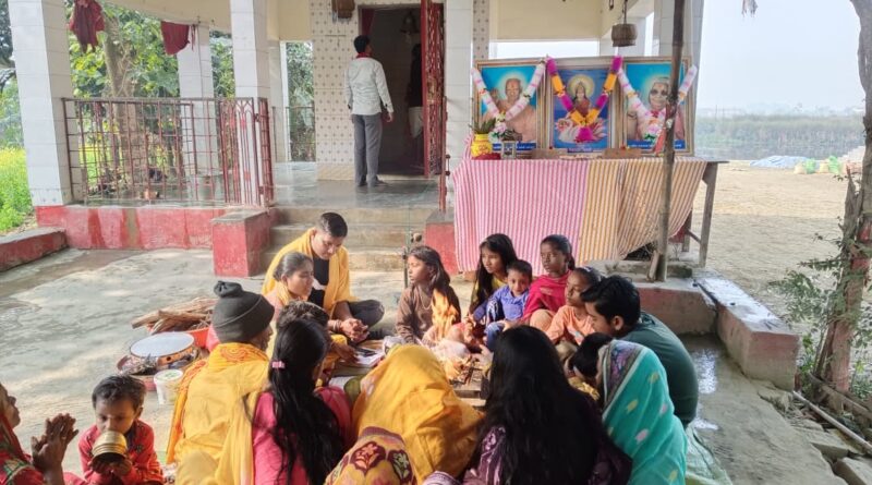 प्रखंड अंतर्गत चित्तौड़ा गांव स्थित महावीर स्थान परिसर में अखंड दीप प्रज्वलन की शताब्दी वर्ष एवं बंदनीय माता भगवती शरण आचार्य की जन्म शताब्दी वर्ष के पावन अवसर पर तीन दिवसीय एक कुंडीय गायत्री महायज्ञ का भव्य आयोजन किया गया। इस धार्मिक आयोजन को लेकर पूरे क्षेत्र में श्रद्धा एवं आध्यात्मिकता का वातावरण व्याप्त रहा। सुबह से ही श्रद्धालुओं की भारी भीड़ यज्ञ स्थल पर उमड़ पड़ी। वैदिक मंत्रोच्चारण और हवन की सुगंध से पूरा परिसर भक्तिमय हो उठा। महायज्ञ का विधिवत संचालन कर्मकांडी विवेक कुमार एवं उषा कुमारी द्वारा वैदिक विधि-विधान के अनुसार संपन्न कराया गया। यज्ञ के दौरान गायत्री मंत्र, महामृत्युंजय मंत्र एवं अन्य वैदिक मंत्रों की गूंज से श्रद्धालु भावविभोर हो गए। श्रद्धालुओं ने आहुतियां अर्पित करते हुए विश्व शांति, पर्यावरण संरक्षण, सामाजिक सद्भाव एवं मानव कल्याण की कामना की। कार्यक्रम को संबोधित करते हुए कर्मकांडी विवेक कुमार ने कहा कि युग ऋषि श्रीराम शर्मा आचार्य के विचार आज समाज में साकार हो रहे हैं। उन्होंने कहा कि हर व्यक्ति के भीतर आध्यात्मिक चेतना का जागरण ही समाज और राष्ट्र के उत्थान का मार्ग प्रशस्त करता है। उन्होंने मानव में देवत्व के उदय की बात कहते हुए कहा कि जब व्यक्ति अपने भीतर सकारात्मक परिवर्तन लाता है, तभी समाज में नैतिकता, संस्कार और सेवा भावना का विकास होता है। ऐसे आयोजनों से नई पीढ़ी को सही दिशा और संस्कार मिलते हैं। महायज्ञ में महिलाओं, युवाओं एवं बच्चों की भी उल्लेखनीय भागीदारी रही। श्रद्धालुओं ने यज्ञ स्थल की परिक्रमा की, दीप प्रज्वलन किया तथा प्रवचन के माध्यम से आध्यात्मिक ज्ञान प्राप्त किया। आयोजन समिति की ओर से श्रद्धालुओं के लिए प्रसाद वितरण एवं पेयजल की समुचित व्यवस्था की गई थी। पूरे आयोजन में अनुशासन एवं पवित्रता का विशेष ध्यान रखा गया। कार्यक्रम में आशा कुमारी, अभिलाषा कुमारी, जिज्ञासा कुमारी, अजय कुमार मंडल, पुजारी दानी मंडल, शिवनाथ मंडल, राम प्रगास मंडल सहित बड़ी संख्या में ग्रामीण, बुद्धिजीवी एवं श्रद्धालु उपस्थित रहे। स्थानीय लोगों ने इस आयोजन को क्षेत्र के लिए सौभाग्यपूर्ण बताते हुए कहा कि ऐसे धार्मिक अनुष्ठानों से सामाजिक एकता मजबूत होती है और समाज में आध्यात्मिक चेतना का विस्तार होता है। तीन दिवसीय गायत्री महायज्ञ का समापन पूर्णाहुति एवं विश्व कल्याण की कामना के साथ किया गया। आयोजन को सफल बनाने में ग्रामवासियों एवं महावीर स्थान समिति की महत्वपूर्ण भूमिका रही। श्रद्धालुओं ने आयोजन समिति को धन्यवाद देते हुए भविष्य में भी इस प्रकार के आध्यात्मिक कार्यक्रम आयोजित करने की मांग की।