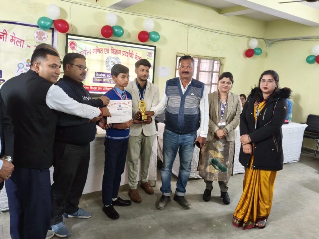 जिला स्तरीय गणित-विज्ञान प्रदर्शनी में शिवाजीनगर के छात्र अमन कुमार को द्वितीय स्थान, मेडल व मोमेंटो से किया गया सम्मानित