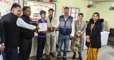 जिला स्तरीय गणित-विज्ञान प्रदर्शनी में शिवाजीनगर के छात्र अमन कुमार को द्वितीय स्थान, मेडल व मोमेंटो से किया गया सम्मानित