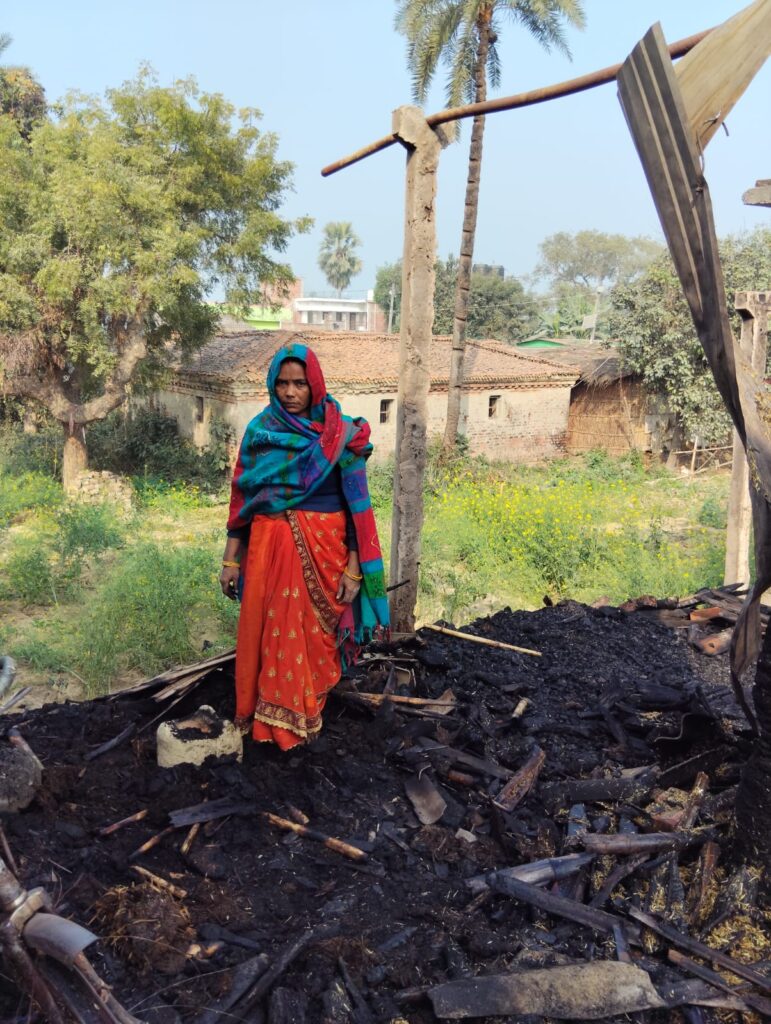 शिवाजीनगर परसा पंचायत के खरशाम गांव में भीषण आग, दो घर जलकर राख, हजारों की संपत्ति स्वाहा