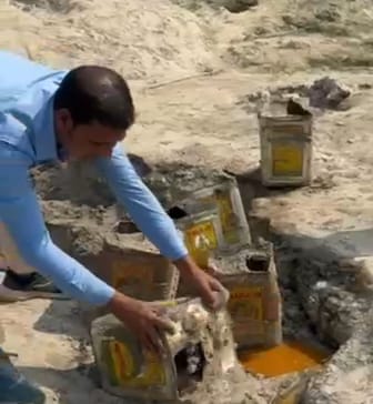 शिवाजीनगर में अवैध शराब के खिलाफ सघन अभियान, भारी मात्रा में अर्धनिर्मित देसी शराब नष्ट