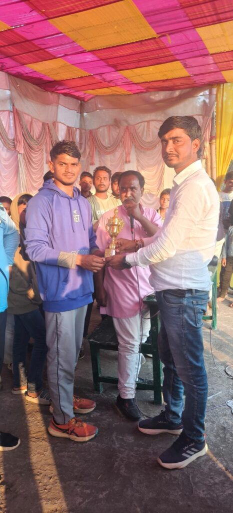 ठाठोपुर इलेवन व दरभंगा इलेवन की शानदार जीत, आशीष और गुलशन बने मैच के हीरो ठाठोपुर इलेवन व दरभंगा इलेवन की शानदार जीत, आशीष और गुलशन बने मैच के हीरो