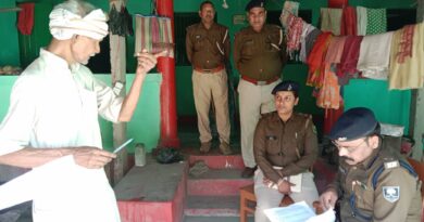 शिवाजीनगर (समस्तीपुर)। प्रखंड अंतर्गत हथौड़ी थाना क्षेत्र के बल्लीपुर पंचायत स्थित गलगल चौक के पास पंचमुखी हनुमान मंदिर के समीप शनिवार देर रात एक घर में लाखों रुपये की चोरी की घटना से इलाके में सनसनी फैल गई। चोर घर में रखे नकद रुपये, सोने के जेवरात और मोबाइल लेकर फरार हो गए। घटना को लेकर पीड़िता ने हथौड़ी थाना में आवेदन देकर चार लोगों के खिलाफ नामजद प्राथमिकी दर्ज कराई है। पुलिस मामले की गहन छानबीन में जुट गई है। रात 2 बजे घर में घुसे चोर, पांच लाख नकद ले उड़े जानकारी के अनुसार बल्लीपुर पंचायत वार्ड संख्या 5 निवासी देवचंद चौधरी की 65 वर्षीय पत्नी बूच्ची देवी ने थाना में दिए आवेदन में बताया कि 22 फरवरी की रात करीब 2:10 बजे चोर घर के अंदर घुस आए। घर में रखे बक्से से करीब पांच लाख रुपये नकद, एक सोने का मंगलसूत्र, एक जोड़ी ड्यूटी बाली, एक सोने का कनौसी तथा एक मोबाइल फोन (एयरटेल सिम सहित) चोरी कर लिया गया। पीड़िता के अनुसार आहट सुनकर जब उनकी नींद खुली तो घर में हलचल दिखी। शोर मचाने पर आरोपित सामान लेकर फरार हो गए। उन्होंने आवेदन में चार लोगों को नामजद करते हुए आरोप लगाया है कि वे सभी चोरी का सामान लेकर भागते हुए देखे गए। पहले भी हो चुकी है चोरी पीड़िता ने बताया कि इससे पूर्व भी उनके घर में चोरी की घटना हो चुकी है। उस समय एक आरोपित को रंगे हाथ पकड़ा गया था, लेकिन ग्रामीणों के कहने पर चेतावनी देकर छोड़ दिया गया था। दोबारा हुई इस घटना के बाद परिवार दहशत में है। सर्किल इंस्पेक्टर ने किया घटनास्थल का निरीक्षण घटना की सूचना मिलते ही सोमवार को रोसड़ा सर्किल इंस्पेक्टर मनोज कुमार मौके पर पहुंचे और घटनास्थल का बारीकी से निरीक्षण किया। उन्होंने घर के दरवाजे, बक्से और आसपास की स्थिति का जायजा लिया तथा पीड़िता व ग्रामीणों से पूछताछ की। निरीक्षण के दौरान अपर थाना अध्यक्ष मुखराम सिंह, सुरेश शाह सहित अन्य पुलिस पदाधिकारी मौजूद थे। सर्किल इंस्पेक्टर ने मामले को गंभीरता से लेते हुए हथौड़ी थाना अध्यक्ष मौसम को आवश्यक दिशा-निर्देश दिए और शीघ्र कार्रवाई का आश्वासन दिया। ग्रामीणों में दहशत, गश्ती बढ़ाने की मांग घटना के बाद क्षेत्र में भय और आक्रोश का माहौल है। ग्रामीणों ने पुलिस से रात्रि गश्ती बढ़ाने तथा आरोपितों की जल्द गिरफ्तारी की मांग की है। थानाध्यक्ष मौसम ने बताया कि प्राथमिकी दर्ज कर ली गई है और मामले की हर पहलू से जांच की जा रही है। दोषियों के खिलाफ सख्त कार्रवाई की जाएगी। पुलिस द्वारा संभावित ठिकानों पर छापेमारी की तैयारी की जा रही है।