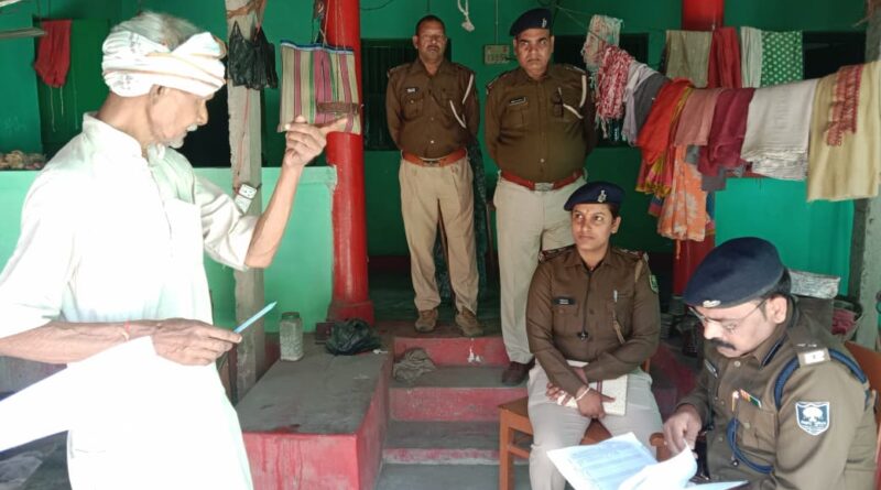 शिवाजीनगर (समस्तीपुर)। प्रखंड अंतर्गत हथौड़ी थाना क्षेत्र के बल्लीपुर पंचायत स्थित गलगल चौक के पास पंचमुखी हनुमान मंदिर के समीप शनिवार देर रात एक घर में लाखों रुपये की चोरी की घटना से इलाके में सनसनी फैल गई। चोर घर में रखे नकद रुपये, सोने के जेवरात और मोबाइल लेकर फरार हो गए। घटना को लेकर पीड़िता ने हथौड़ी थाना में आवेदन देकर चार लोगों के खिलाफ नामजद प्राथमिकी दर्ज कराई है। पुलिस मामले की गहन छानबीन में जुट गई है। रात 2 बजे घर में घुसे चोर, पांच लाख नकद ले उड़े जानकारी के अनुसार बल्लीपुर पंचायत वार्ड संख्या 5 निवासी देवचंद चौधरी की 65 वर्षीय पत्नी बूच्ची देवी ने थाना में दिए आवेदन में बताया कि 22 फरवरी की रात करीब 2:10 बजे चोर घर के अंदर घुस आए। घर में रखे बक्से से करीब पांच लाख रुपये नकद, एक सोने का मंगलसूत्र, एक जोड़ी ड्यूटी बाली, एक सोने का कनौसी तथा एक मोबाइल फोन (एयरटेल सिम सहित) चोरी कर लिया गया। पीड़िता के अनुसार आहट सुनकर जब उनकी नींद खुली तो घर में हलचल दिखी। शोर मचाने पर आरोपित सामान लेकर फरार हो गए। उन्होंने आवेदन में चार लोगों को नामजद करते हुए आरोप लगाया है कि वे सभी चोरी का सामान लेकर भागते हुए देखे गए। पहले भी हो चुकी है चोरी पीड़िता ने बताया कि इससे पूर्व भी उनके घर में चोरी की घटना हो चुकी है। उस समय एक आरोपित को रंगे हाथ पकड़ा गया था, लेकिन ग्रामीणों के कहने पर चेतावनी देकर छोड़ दिया गया था। दोबारा हुई इस घटना के बाद परिवार दहशत में है। सर्किल इंस्पेक्टर ने किया घटनास्थल का निरीक्षण घटना की सूचना मिलते ही सोमवार को रोसड़ा सर्किल इंस्पेक्टर मनोज कुमार मौके पर पहुंचे और घटनास्थल का बारीकी से निरीक्षण किया। उन्होंने घर के दरवाजे, बक्से और आसपास की स्थिति का जायजा लिया तथा पीड़िता व ग्रामीणों से पूछताछ की। निरीक्षण के दौरान अपर थाना अध्यक्ष मुखराम सिंह, सुरेश शाह सहित अन्य पुलिस पदाधिकारी मौजूद थे। सर्किल इंस्पेक्टर ने मामले को गंभीरता से लेते हुए हथौड़ी थाना अध्यक्ष मौसम को आवश्यक दिशा-निर्देश दिए और शीघ्र कार्रवाई का आश्वासन दिया। ग्रामीणों में दहशत, गश्ती बढ़ाने की मांग घटना के बाद क्षेत्र में भय और आक्रोश का माहौल है। ग्रामीणों ने पुलिस से रात्रि गश्ती बढ़ाने तथा आरोपितों की जल्द गिरफ्तारी की मांग की है। थानाध्यक्ष मौसम ने बताया कि प्राथमिकी दर्ज कर ली गई है और मामले की हर पहलू से जांच की जा रही है। दोषियों के खिलाफ सख्त कार्रवाई की जाएगी। पुलिस द्वारा संभावित ठिकानों पर छापेमारी की तैयारी की जा रही है।