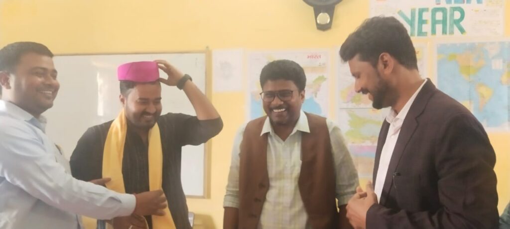 मिथिला परंपरा के अनुसार पाग, माला व शॉल से सम्मानित हुए हरि ओम शरण