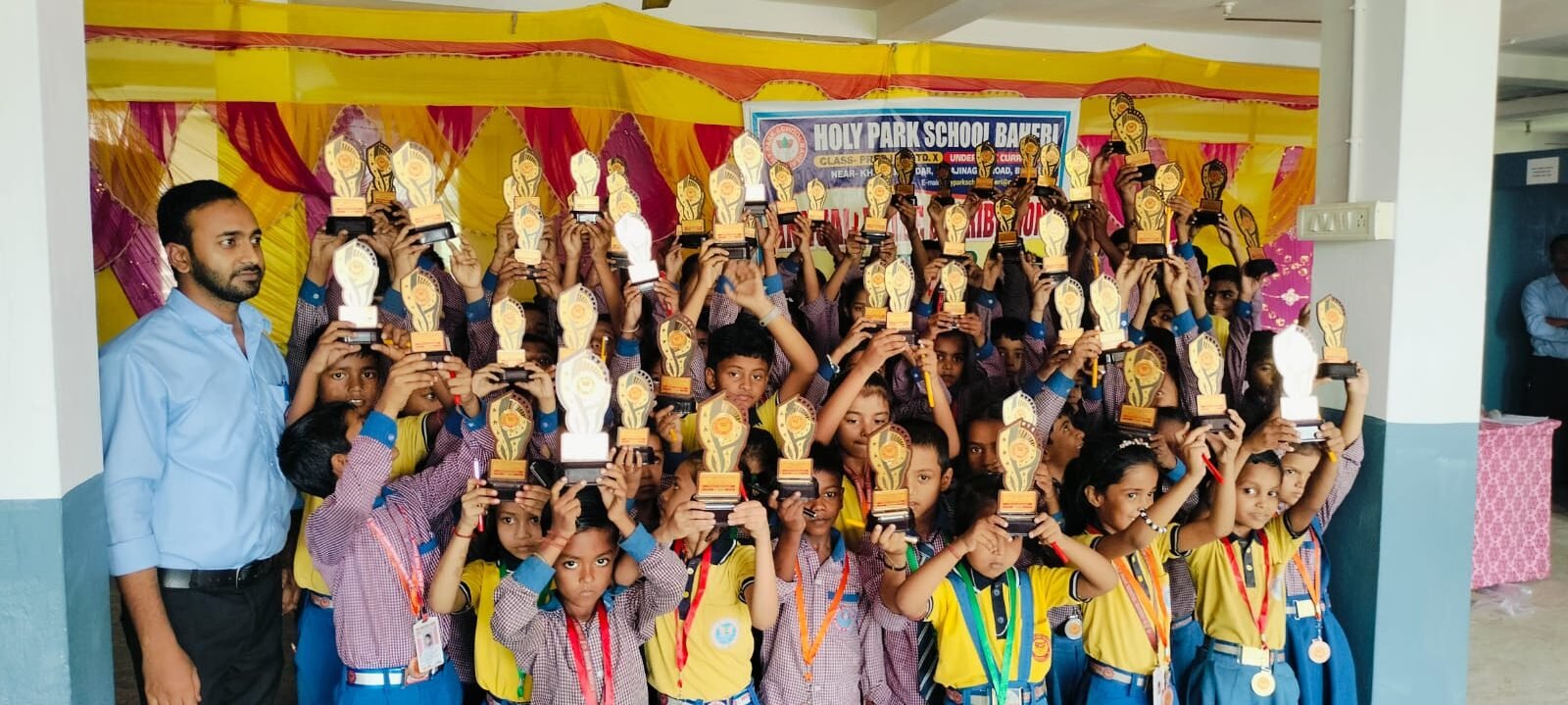 होली पार्क स्कूल बहेड़ी में भव्य सम्मान समारोह आयोजित