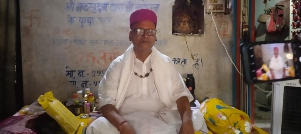 गुरु पूर्णिमा पर रन्ना मठ में उमड़ी श्रद्धा की भीड़, महंत रामायणी रामकृष्ण दास से लिया आशीर्वाद