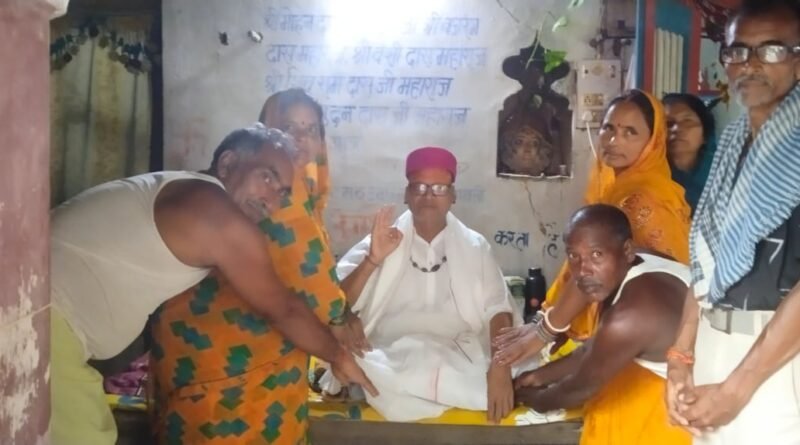 गुरु पूर्णिमा पर रन्ना मठ में उमड़ी श्रद्धा की भीड़, महंत रामायणी रामकृष्ण दास से लिया आशीर्वाद