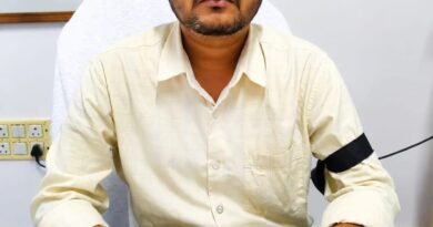 शिवाजीनगर के BDO वीरेंद्र कुमार सिंह ने काली पट्टी बांधकर किया सरकारी कार्य, सुरक्षा की मांग को लेकर जताया विरोध