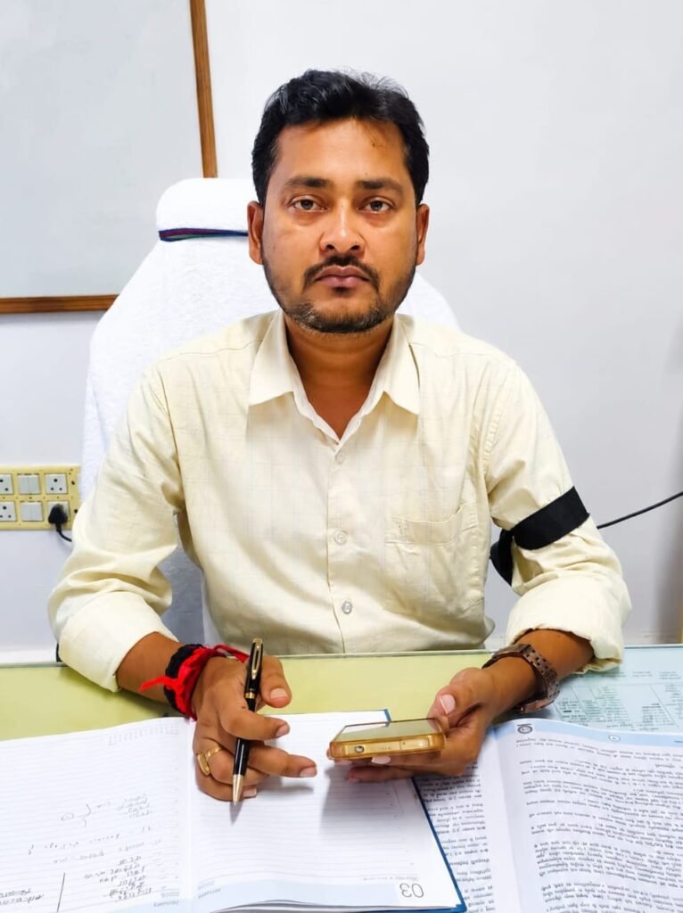 शिवाजीनगर के BDO वीरेंद्र कुमार सिंह ने काली पट्टी बांधकर किया सरकारी कार्य, सुरक्षा की मांग को लेकर जताया विरोध शिवाजीनगर के BDO वीरेंद्र कुमार सिंह ने काली पट्टी बांधकर किया सरकारी कार्य, सुरक्षा की मांग को लेकर जताया विरोध