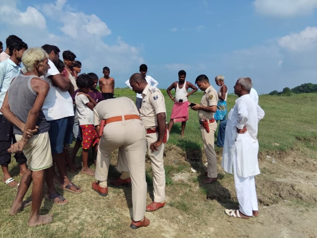 करेह नदी किनारे बोरज मोइन से मिला अज्ञात युवक का शव, पहचान में जुटी पुलिस करेह नदी किनारे बोरज मोइन से मिला अज्ञात युवक का शव, पहचान में जुटी पुलिस