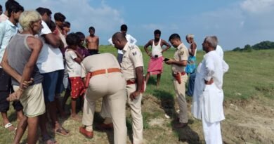 करेह नदी किनारे बोरज मोइन से मिला अज्ञात युवक का शव, पहचान में जुटी पुलिस