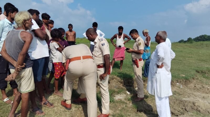 करेह नदी किनारे बोरज मोइन से मिला अज्ञात युवक का शव, पहचान में जुटी पुलिस
