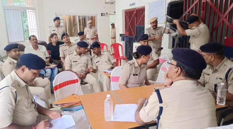 हथौड़ी थाना परिसर में पहली बार हुई अनुमंडल स्तरीय क्राइम मीटिंग, अपराध और शराब तस्करी पर सख्त कार्रवाई के निर्देश