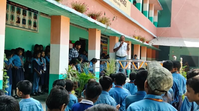 यूएमएस कलवारा में सुरक्षित शनिवार के तहत सड़क और रेल सुरक्षा पर जागरूकता कार्यक्रम