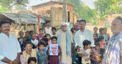 महादलित टोल में बच्चों के बीच मनाया गया कांग्रेस प्रदेश अध्यक्ष राजेश राम का जन्मदिन